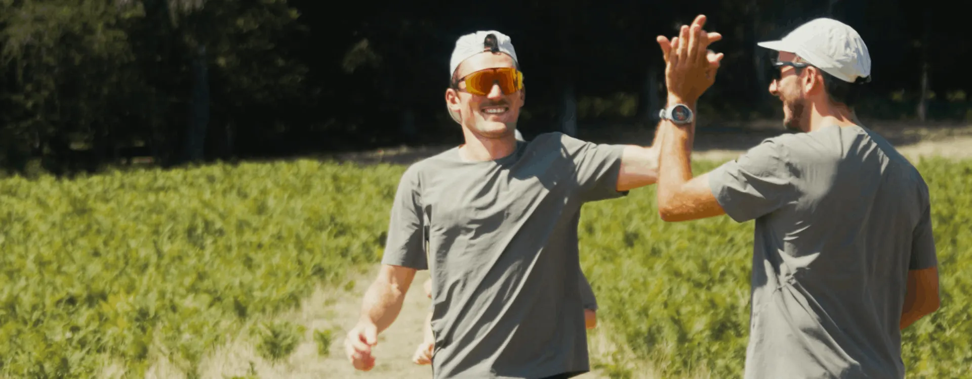 Deux coureurs Sentiers se f&eacute;licitant apr&egrave;s une s&eacute;ance